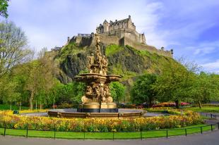 Edinburgh Castle and Ross Fountain 